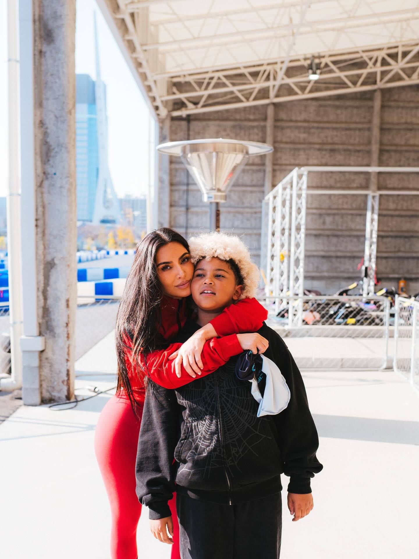 卡戴珊家族在日本赛车比赛拿冠军 金·卡戴珊和子女Saint、Chicago和Ps