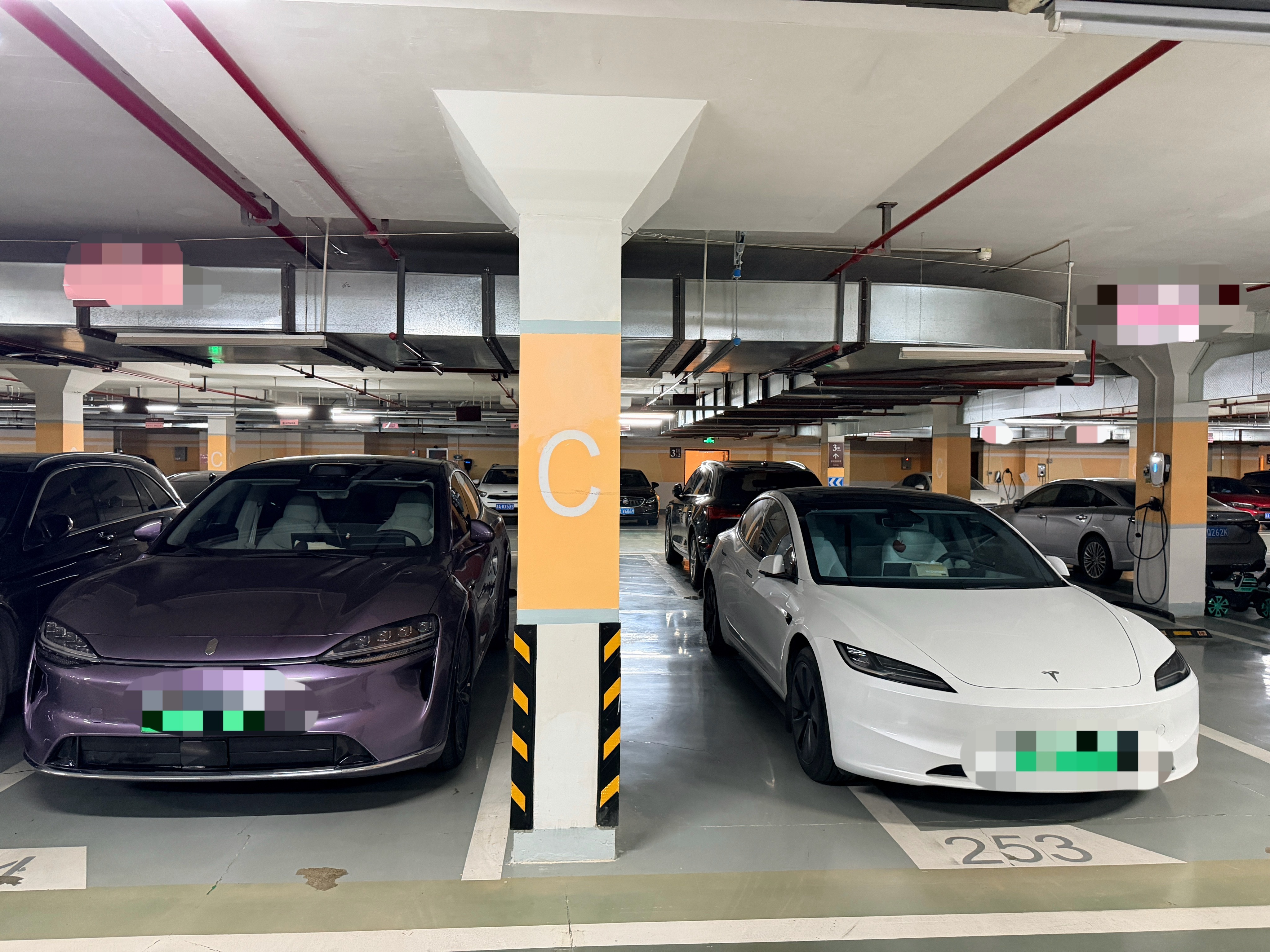 出门时发现邻居换车了之前是欧拉来着现在换成智界R7了真不错呀～