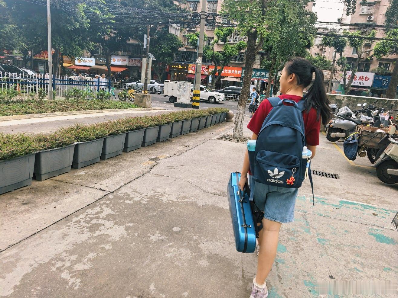 漫漫琴童路 学校有同学会，强基停课半天，正好被刘老抓去学琴。我例行慰问：今天被骂