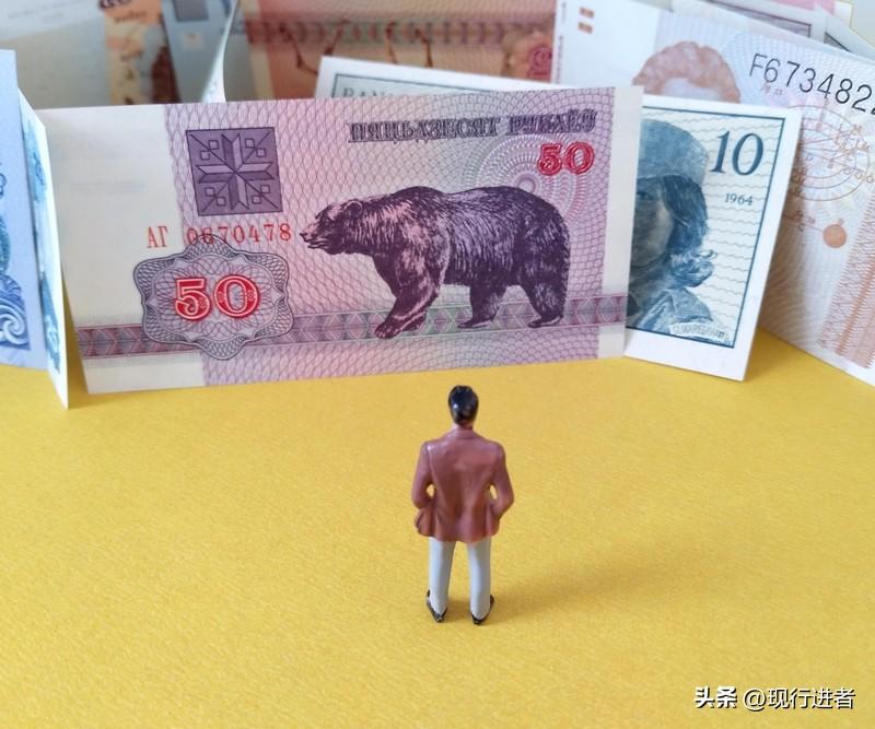 人生财富积累的关键在于把握机遇期的智慧。当经济上行周期来临、收入快速增长时，必须