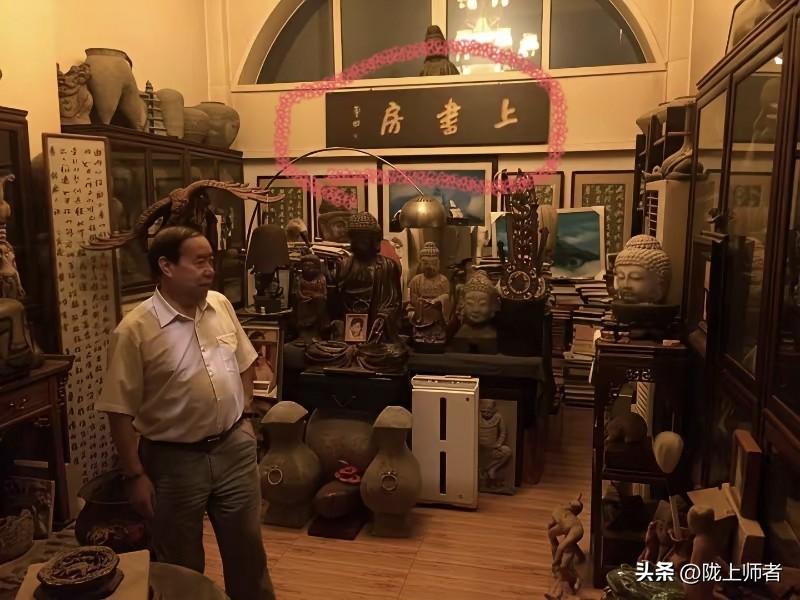 上书房！贾平凹这间工作室里挂的匾额好霸气呀！工作室虽然小了点，但是皇家宫廷仪式感