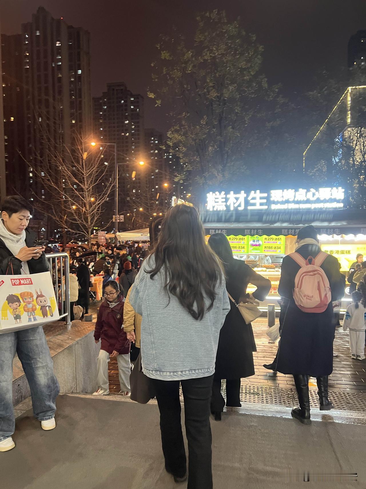 下午晚高峰曲江二期金滹沱地铁口

一派烟火气涌现，甚至地铁🚊4号线

也成了金