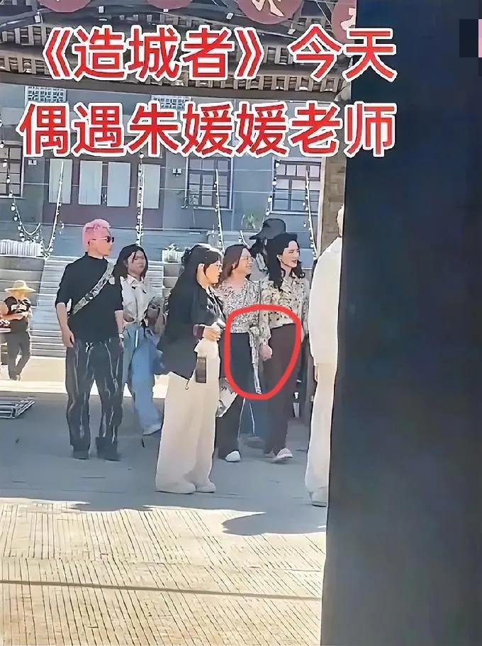 朱媛媛去世了

我汗毛都竖起来了

原来她的去世早有征兆

有网友发现，早在《送