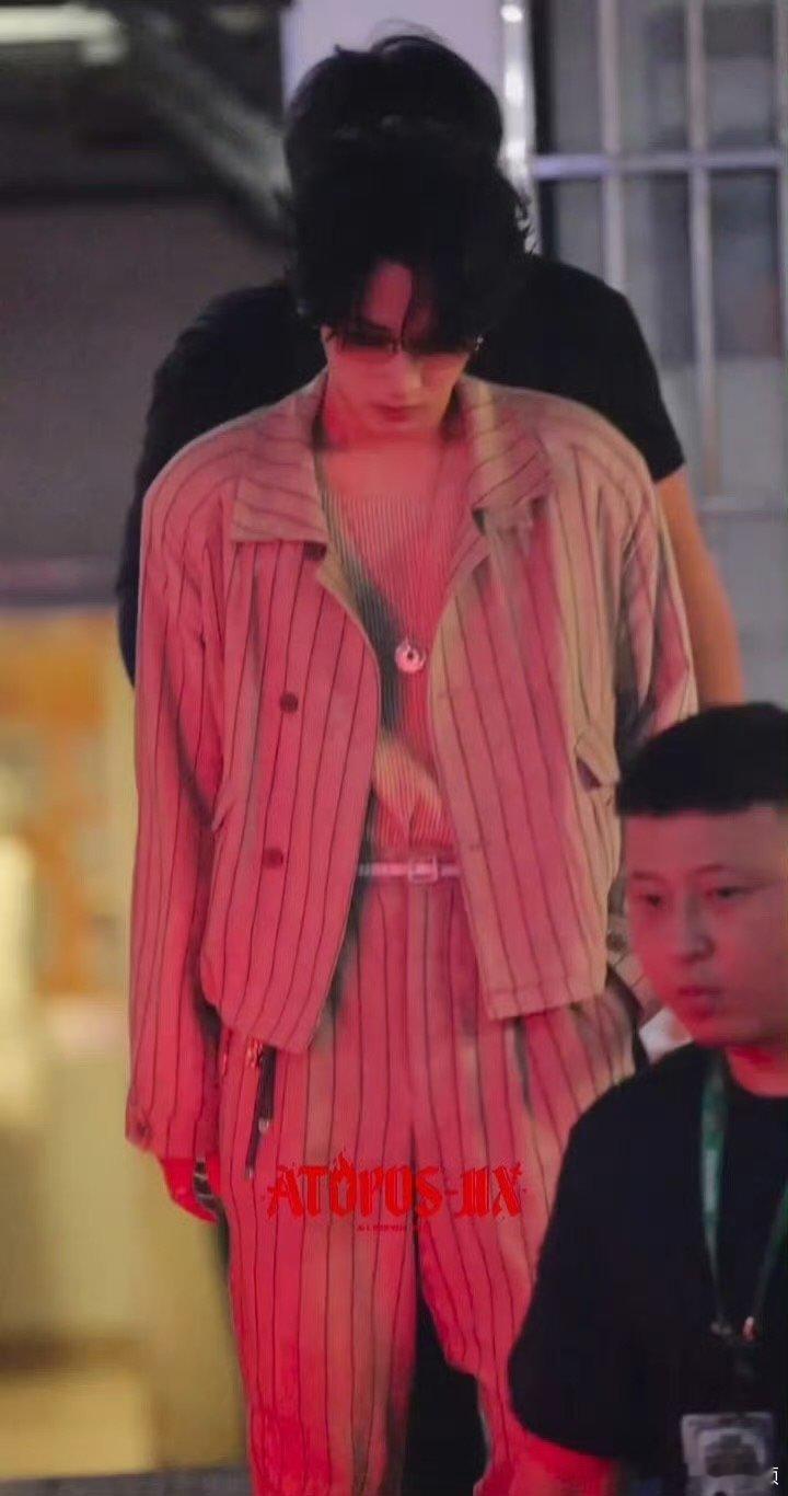 严浩翔顶奢加持严浩翔春夏男装系列秀款look 严浩翔｜新说唱上班，这一套帅惨了