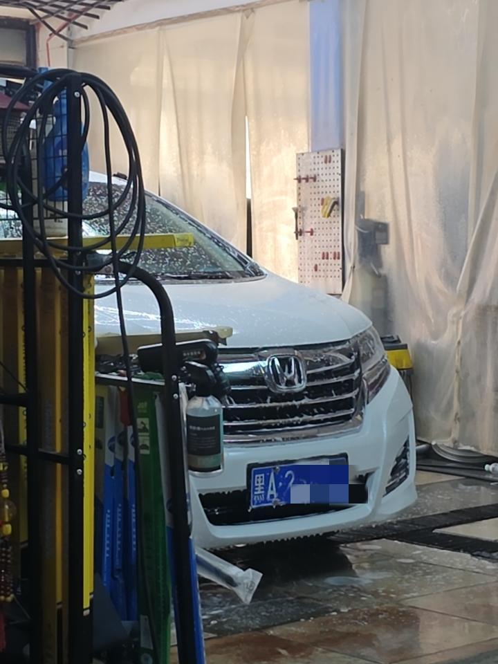 今天天气晴朗，简直是刷车的绝佳时机！阳光灿烂，温度适宜，正适合把车好好清理一番。