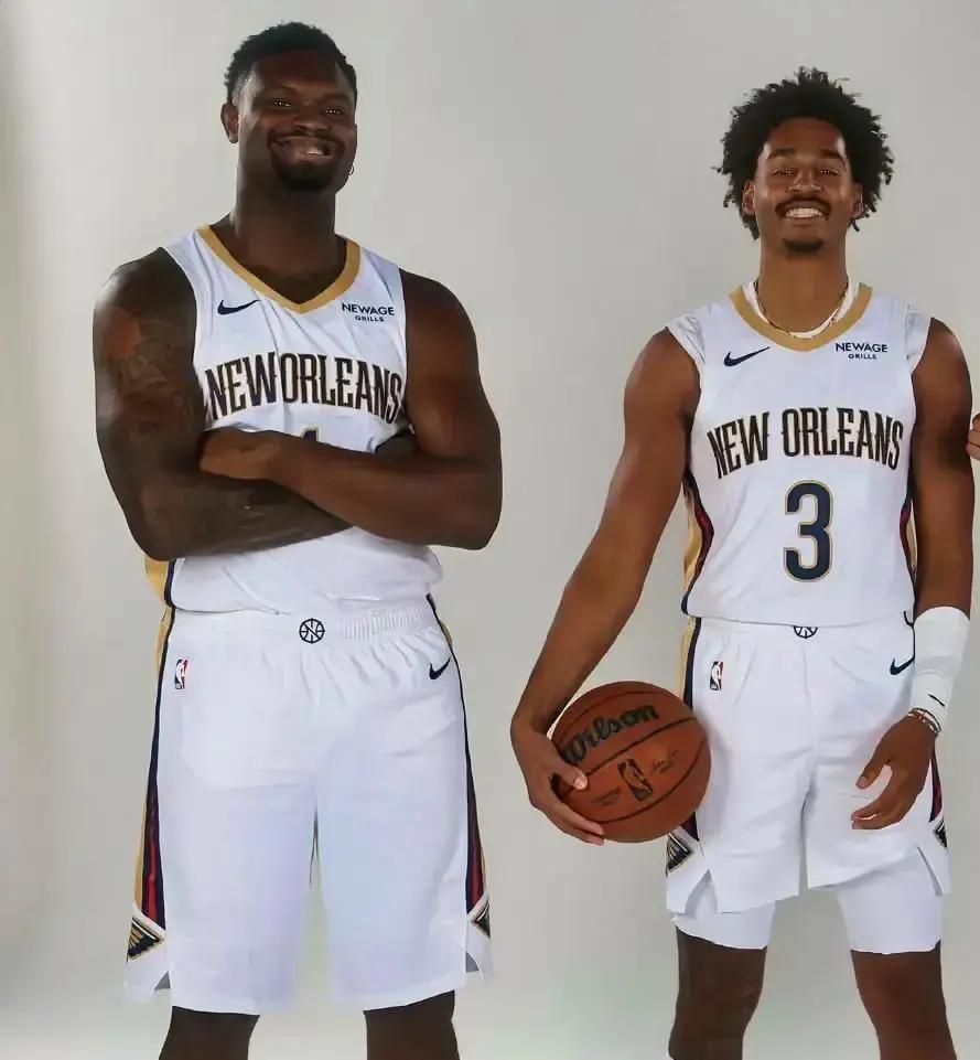 把一个新秀标为“不可交易”，鹈鹕疯了？赢独行侠告诉你答案。
 
你看锡安撞开两人