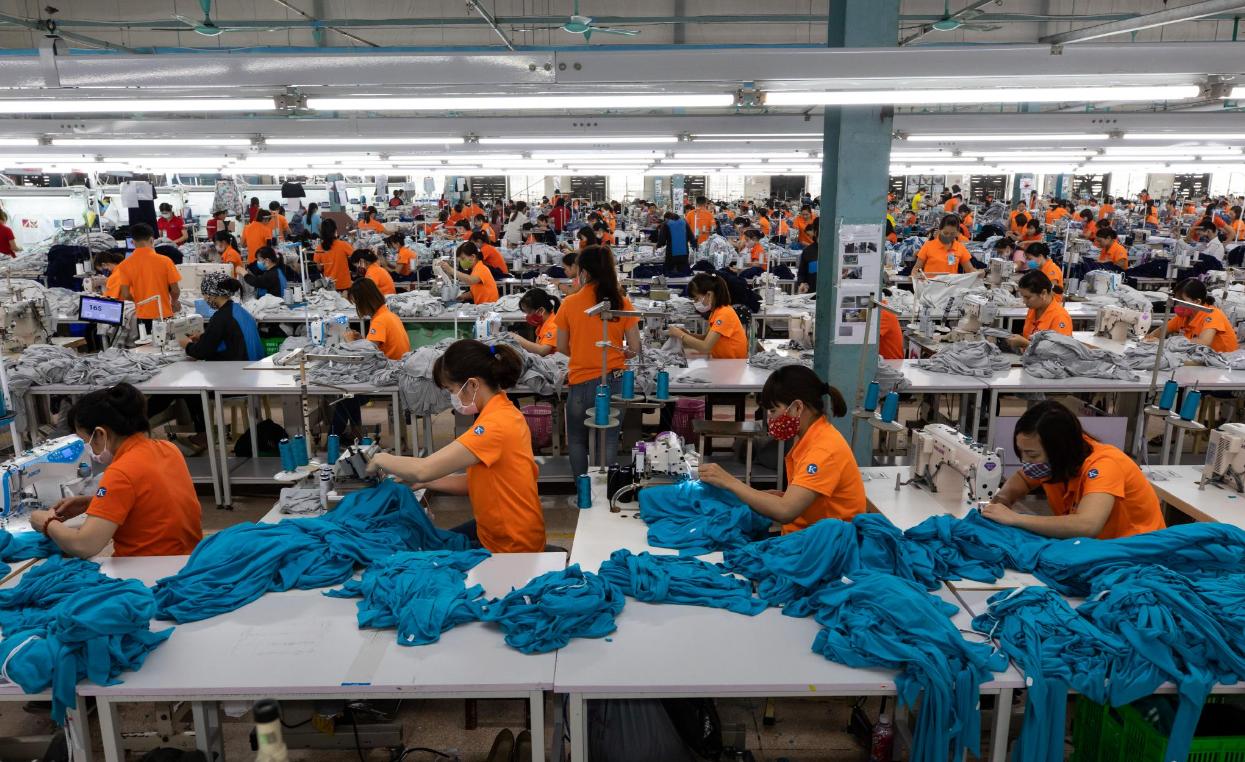 特朗普的“关税大棒”砸疼了谁？最新数据显示，5月中国输美服装总值同比暴跌34.5