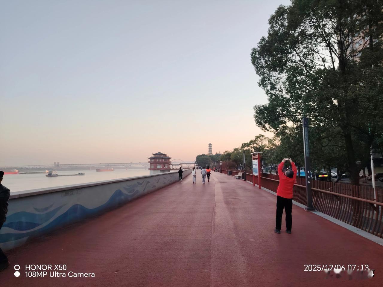 长江岸边晨练打卡分享运动