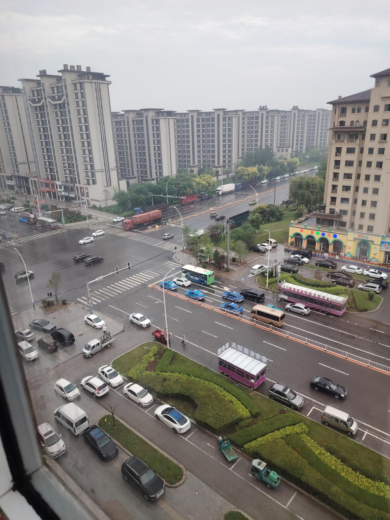 雨后的早上，还是有那么多在为生活忙碌奔波的人，加油吧！
