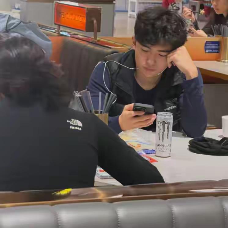 12月12日晚，网友在深圳餐厅偶遇谢霆锋与张柏芝的大儿子谢振轩。据说他可能是来深