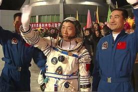 杨利伟退休待遇揭秘，没有巨额奖金，只有“终身金钟罩”2003年10月15日，杨利