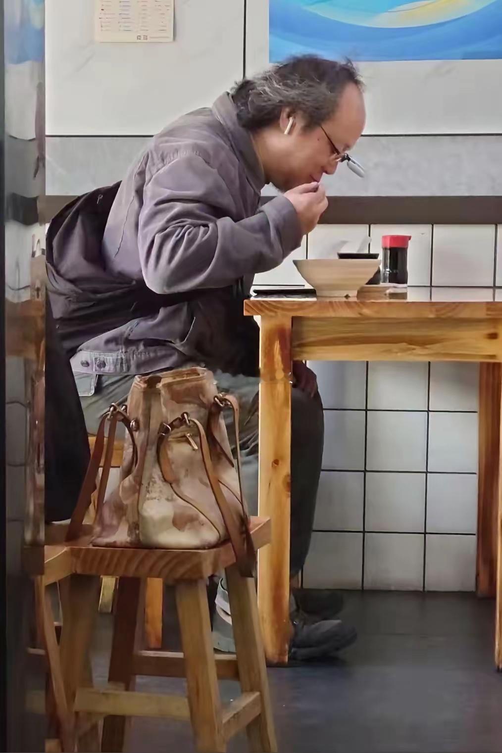 窦靖童：我不担心我妈，她钱多得花不完。我只担心我那只会吃炸酱面的爸。2024年，