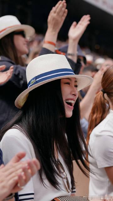 朱珠 我从小到大并非标准的大美女 没有容貌自负也没有容貌自卑，朱珠清醒认知自己的