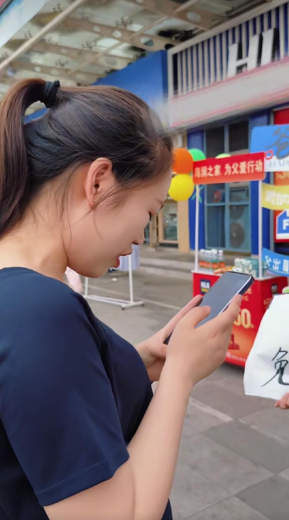 年轻女子站在街边，举牌找人免费挑战打电话，却自己忍不住哭了，原因更是让人泪目了。