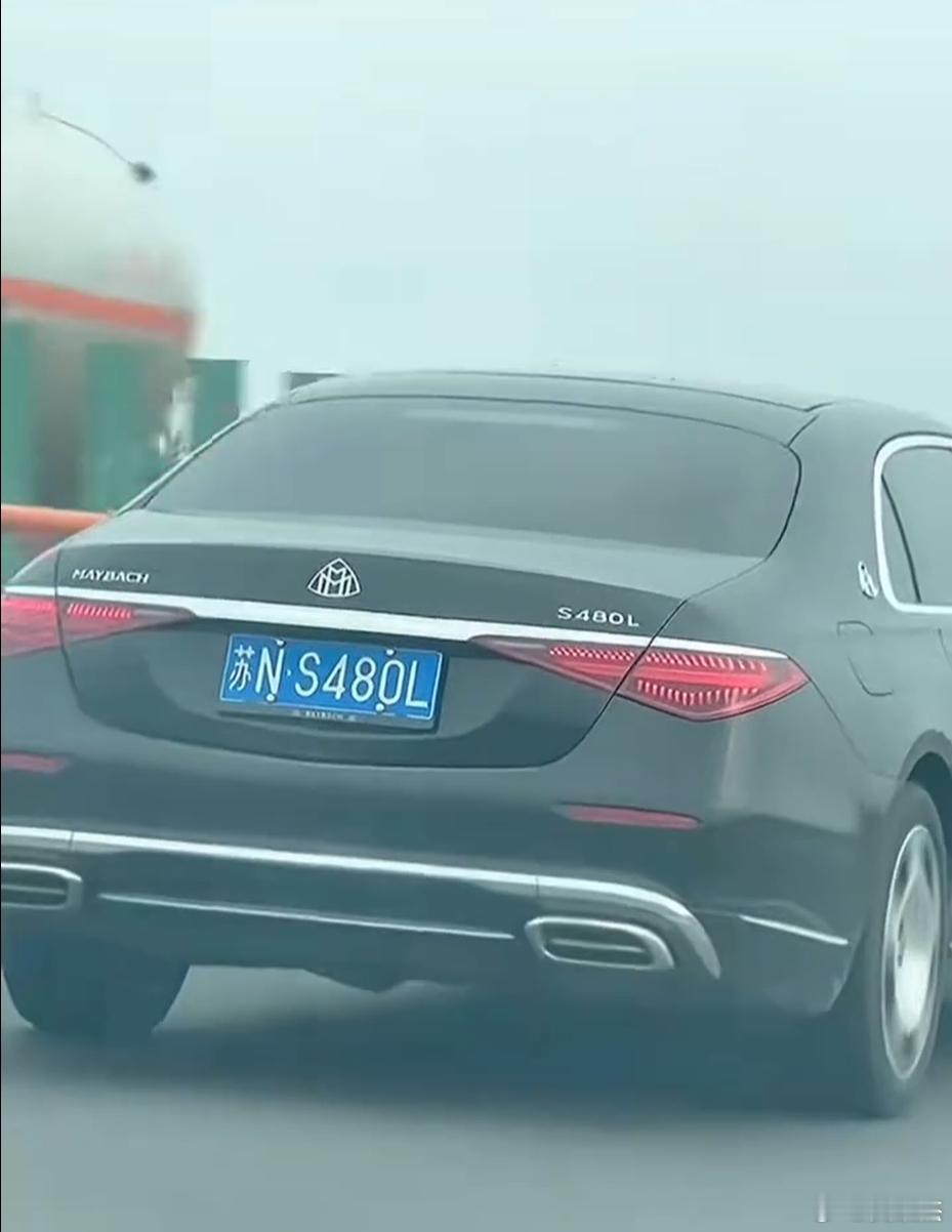这辆迈巴赫的车型号跟车牌居然以一模一样诶？你们觉得这是靠运气还是靠实力？ ​​​