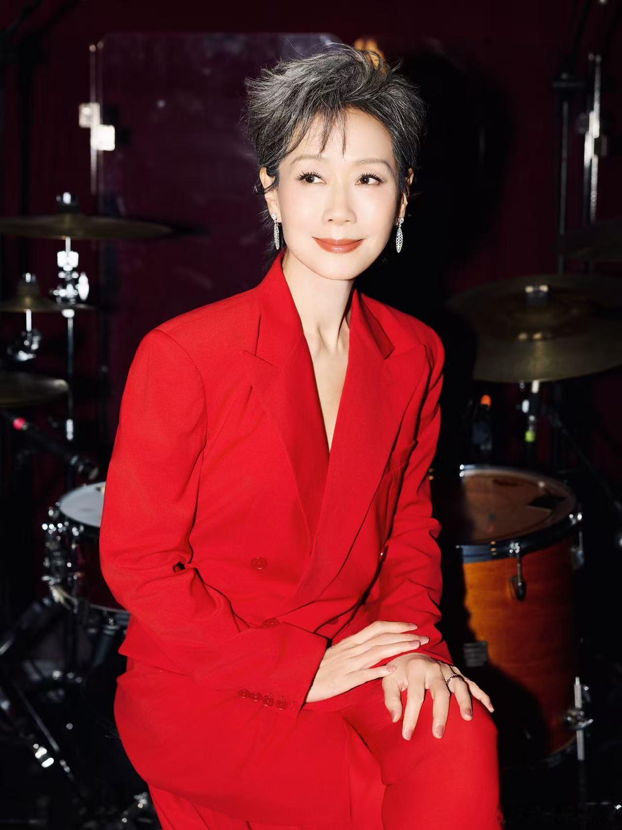 叶童唱不一样的我万万没想到上影节开幕式能听见叶童开嗓演唱《不一样的我》，全开麦演