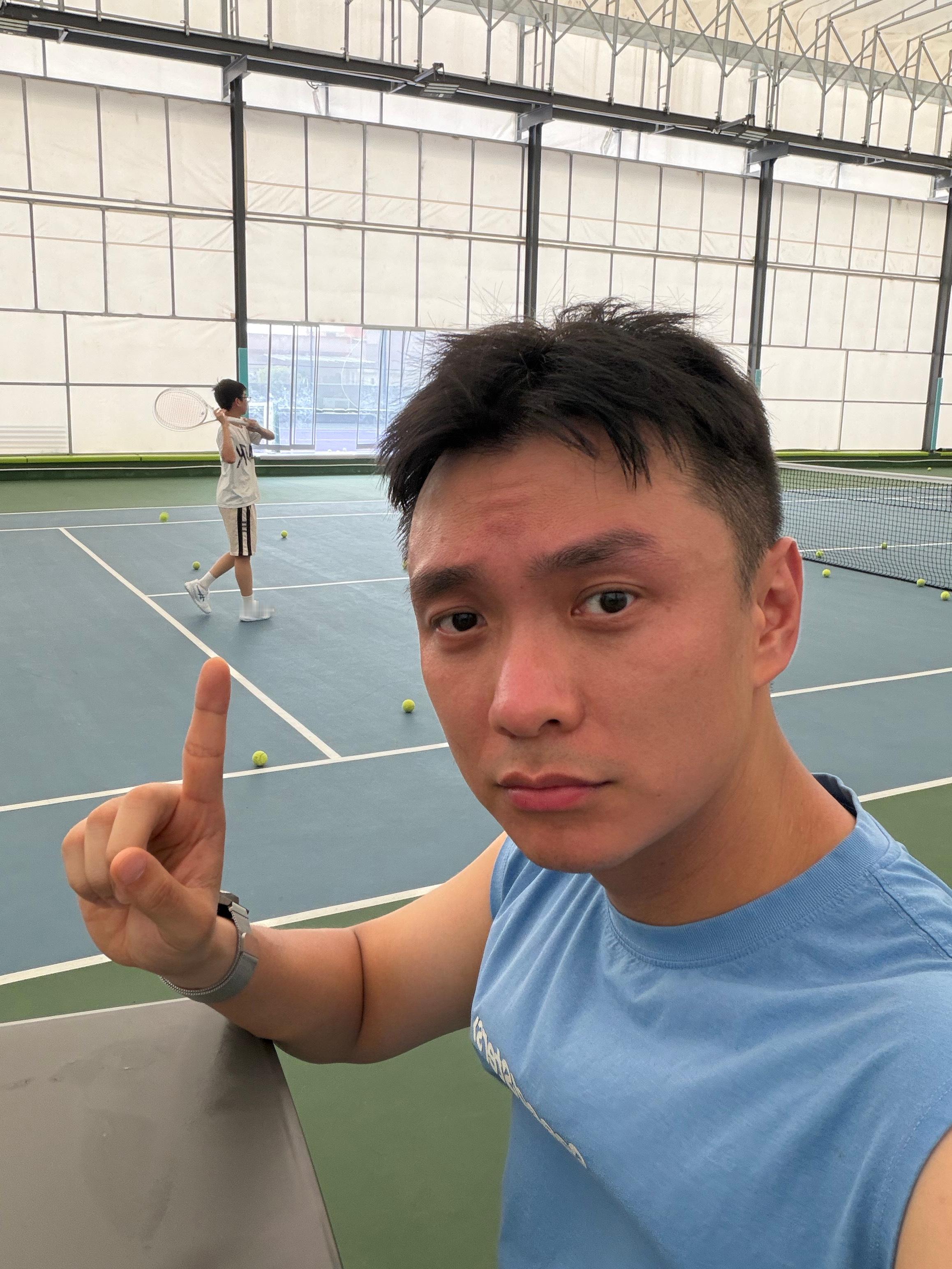 台风天还在它练球练完今天我就解放了他要老家做暑假作业了 