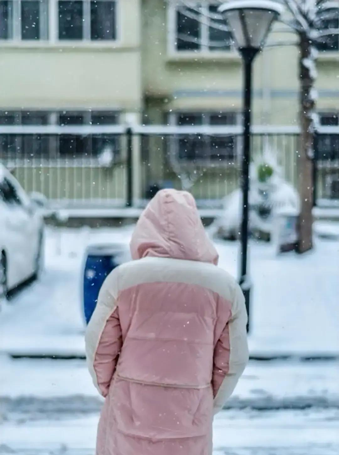 零下10℃单裤上班，腿先废
 
地铁口冷风像刀，羽绒服里却闷出汗。进办公室25℃