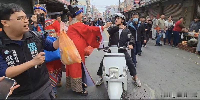 黄国昌发红包  遭路人辱骂

民众党主席黄国昌于春节期间展开地方基层行程，今天（