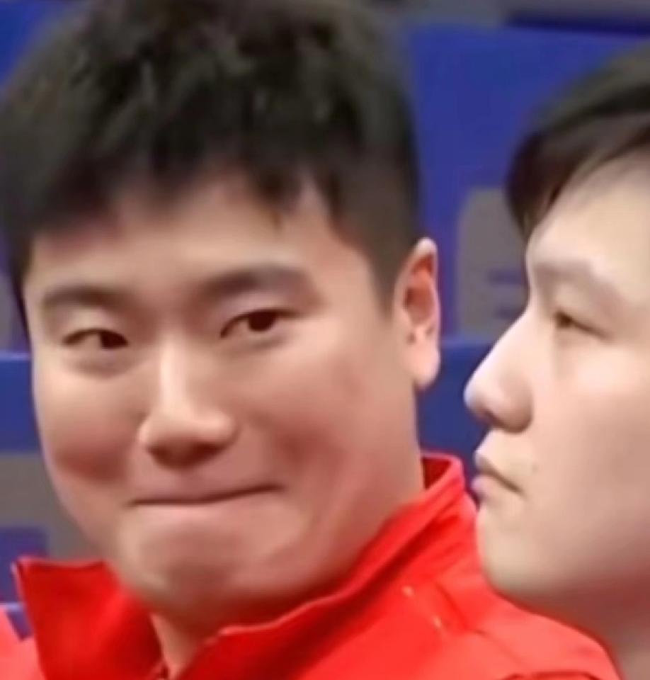 梁靖崑这家庭地位呀，
一眼就看出来了，
追在老婆后边“撒娇”。

梁靖崑随国乒参