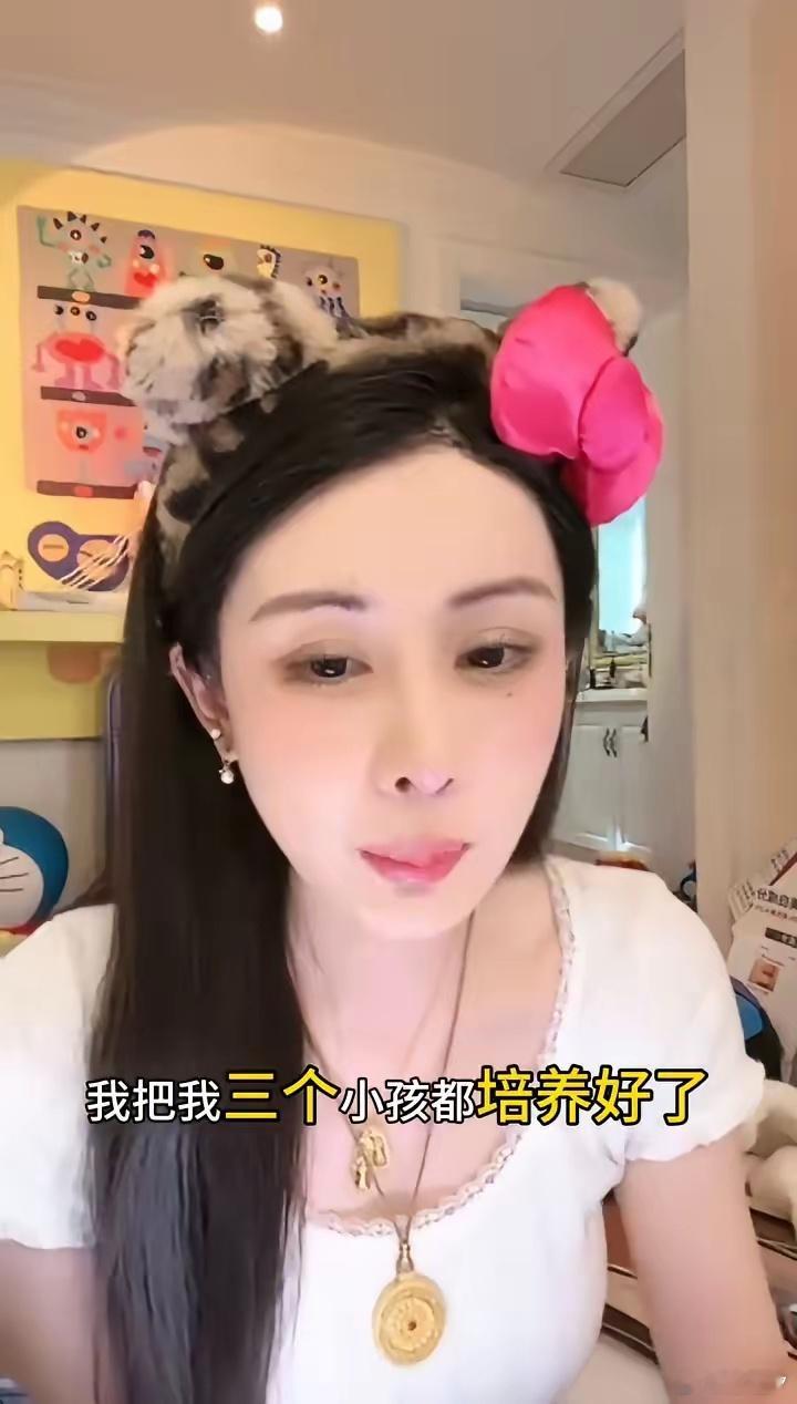 韦雪谈育儿：我虽不咋地，但我三个娃超棒。我小儿子特别可爱，情商很高呢。女儿从小美