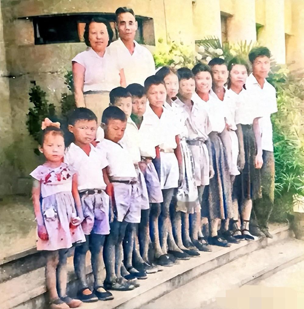60年代，吴信泉将军与夫人俞惠如以及12个子女在家门前的一张留影，8子4女，按身