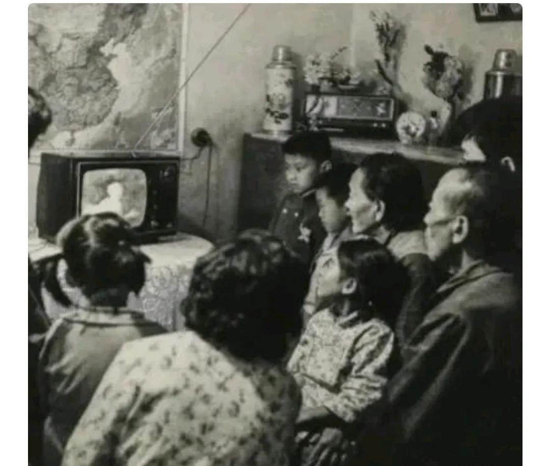 老年人感到电视机越来越难开了，不会操控遥控器，干脆就不看了，
在这个科技飞速发展