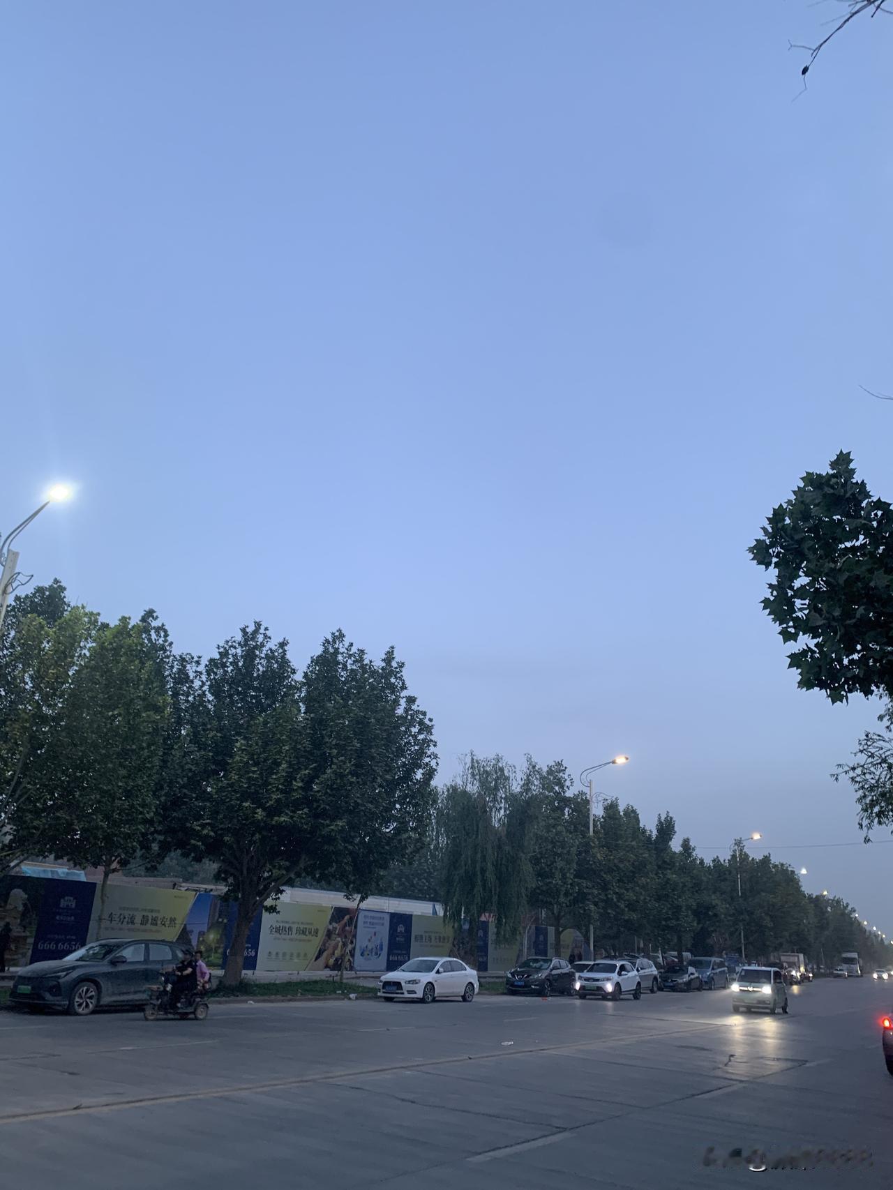 夜跑打卡，今天妥妥的7公里，每天晚上保持优良的锻炼习惯，夜跑，跑出健康，跑出人生