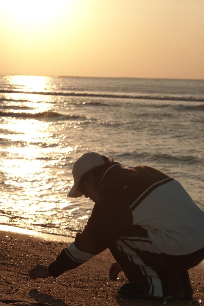 华晨宇每张都是氛围感男头 花花在海边与日落邂逅，海风轻扬，阳光洒落，每一张照片都