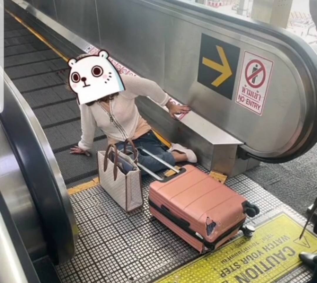 【#女游客左腿被绞入自动步道传送带现场截肢保命#】据《曼谷邮报》、华盛顿邮报、美