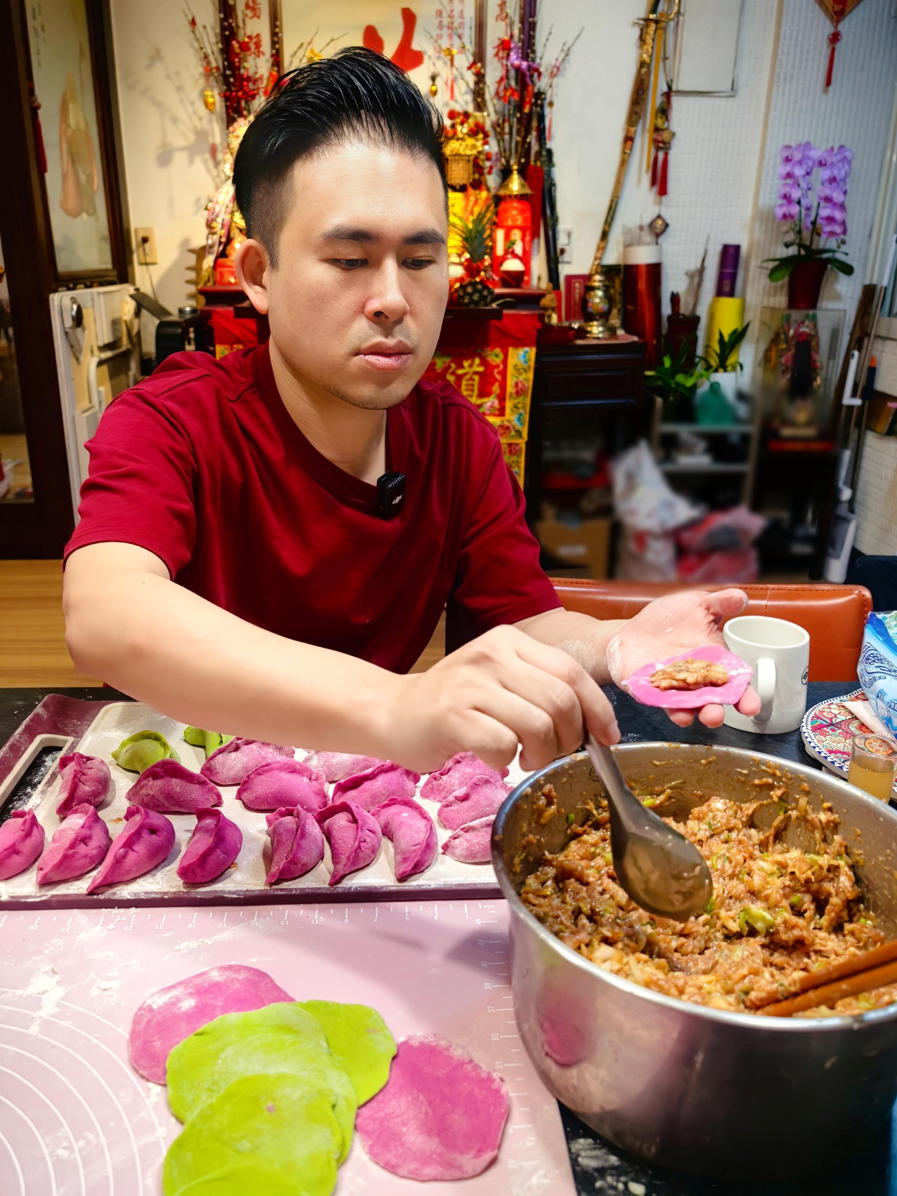 大年夜和家里领导忙活包饺子，这是她这个土生土长山东妮子坚持的守岁仪式。因为先要辞