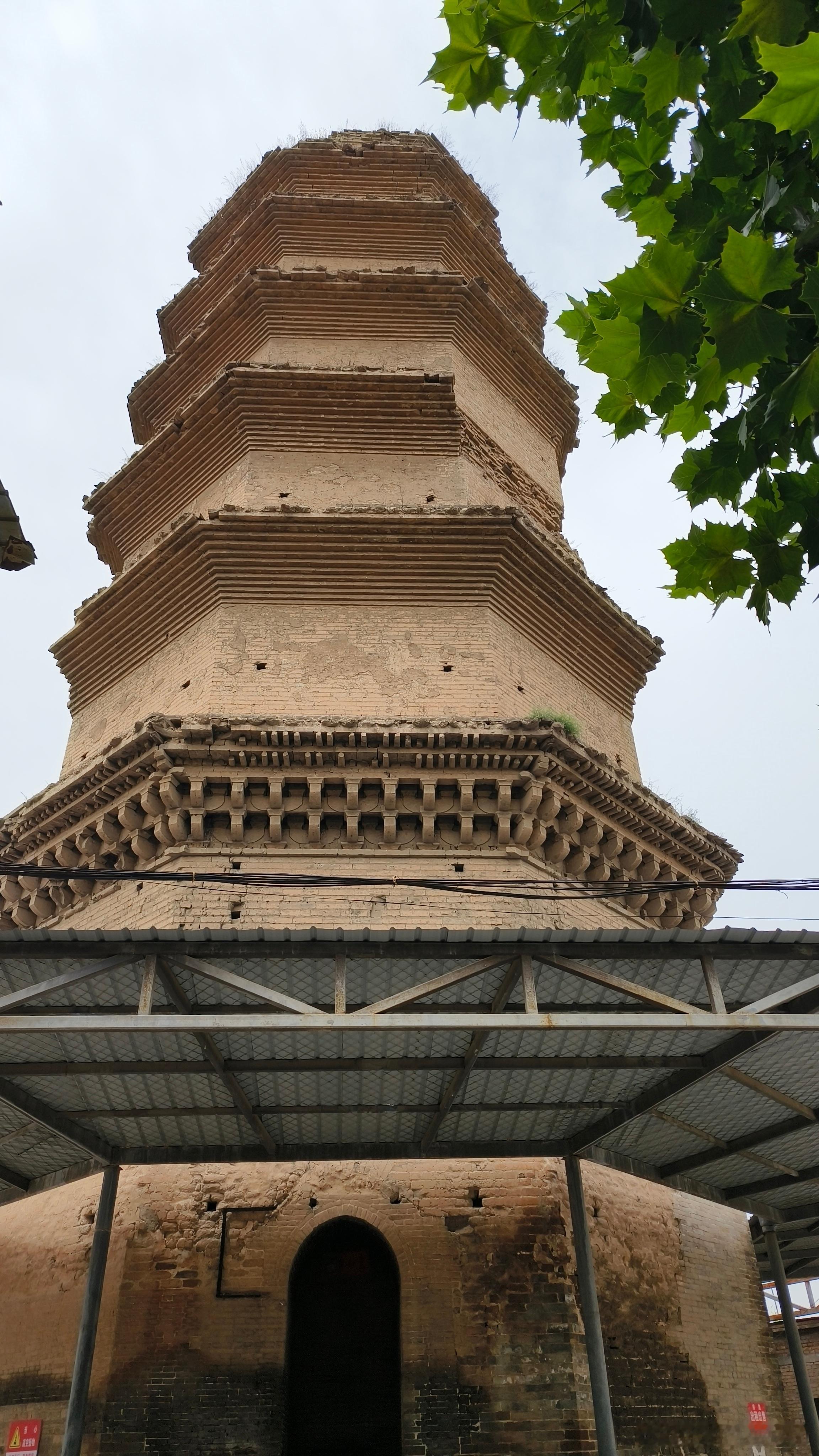 山西临汾  曲沃县感应寺砖塔        感应寺砖塔，又称西寺塔，位于曲沃县城