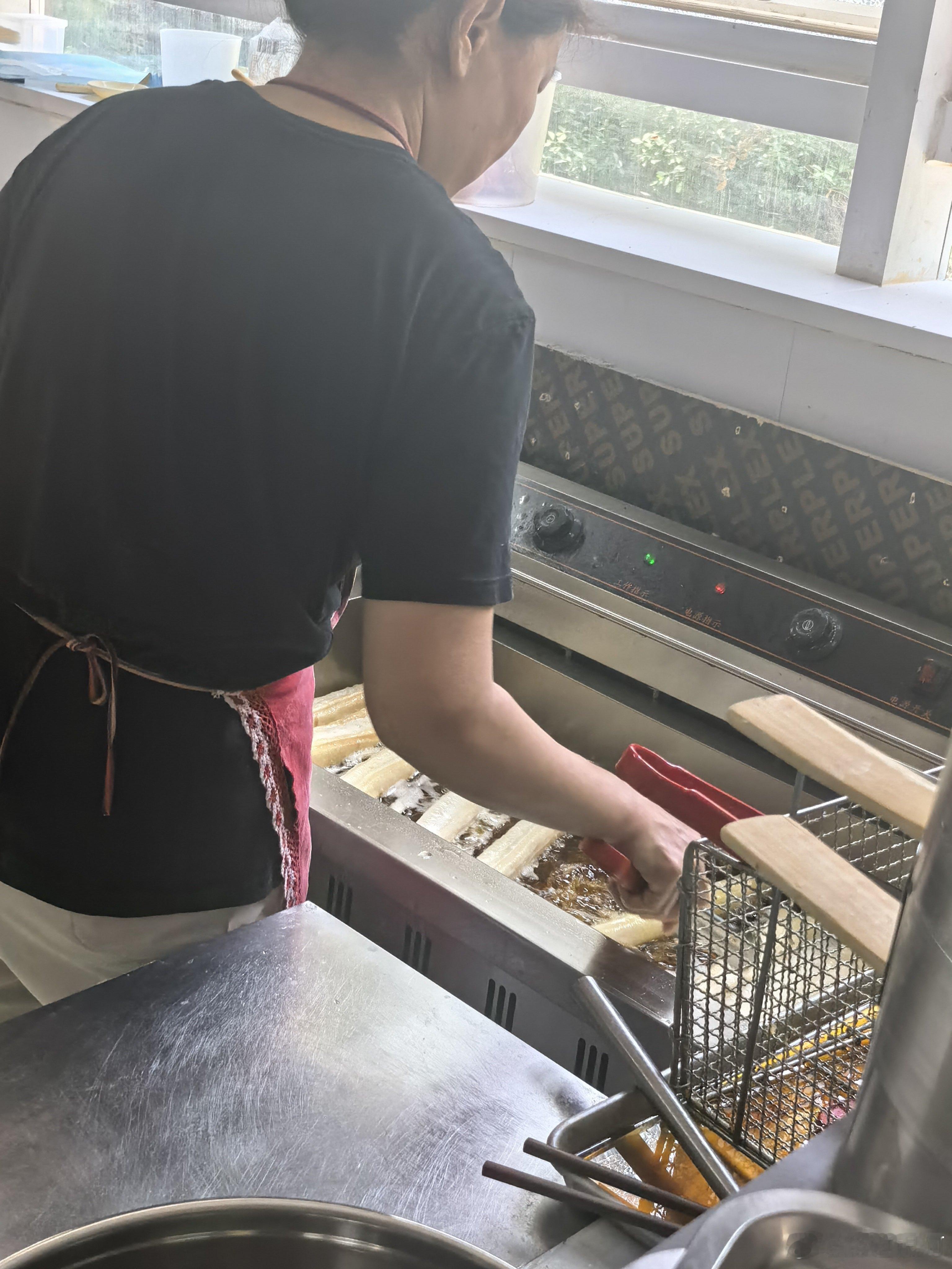 慢摇10km，被晒懵了。跑完步来买油条，老板说卖完了，我说再开一锅我都买了。即刻