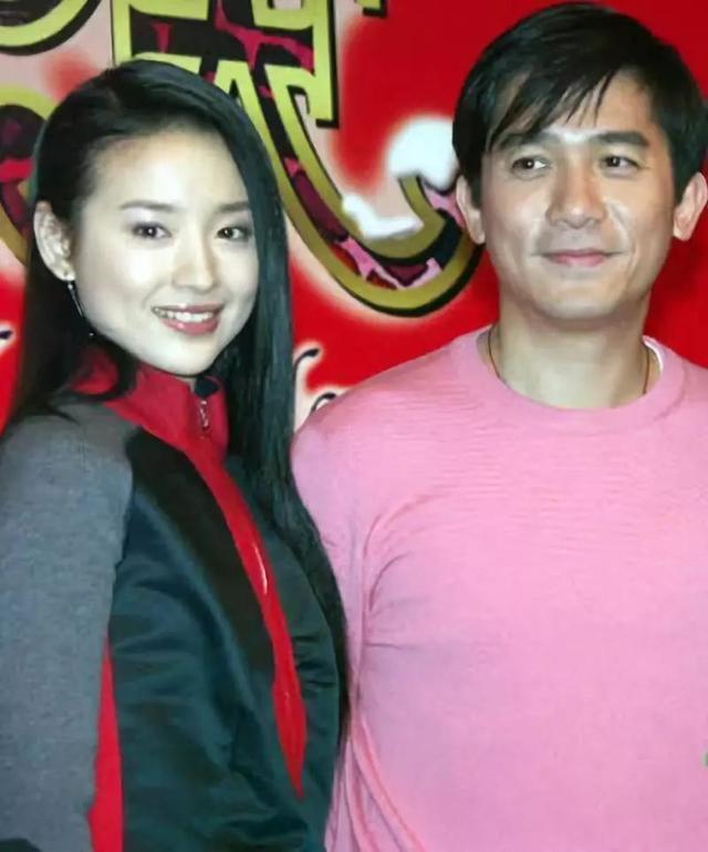 2007年，梁朝伟去珠宝店买一对金镯子，原以为这是给刘嘉玲的惊喜礼物，结果金镯子