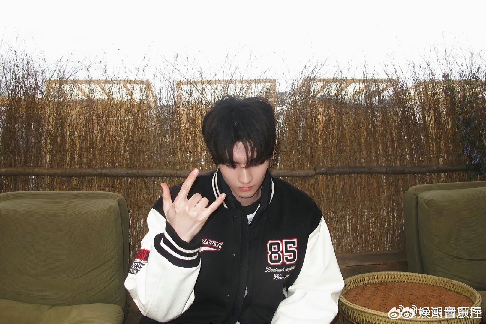 黄俊捷为角色剪短发黄俊捷为了更好诠释角色特意剪短头发，全新短发造型干净帅气，敬业