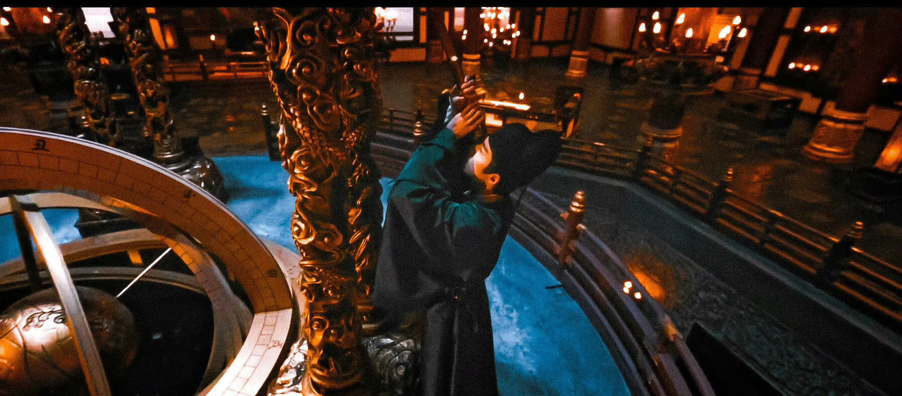 王星越戏里开卦戏外开挂 王星越的文人官袍造型太绝了！俊朗贵气直接焊在身上，眉眼间