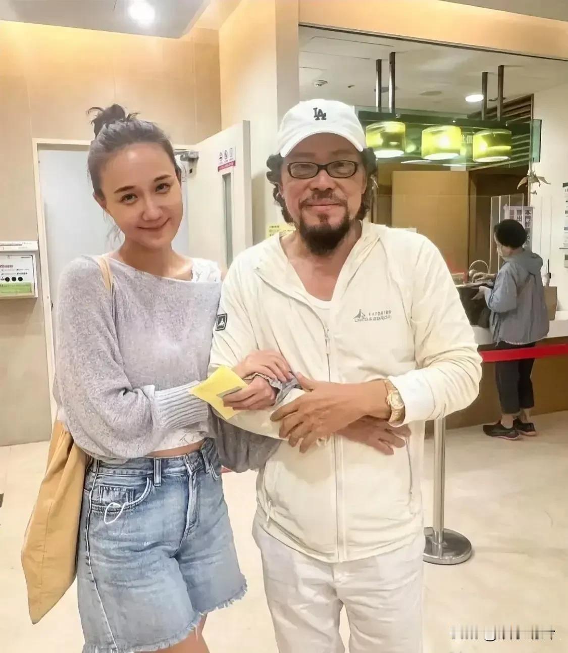 有女艺人医院偶遇张菲，张菲已经72岁了，他比以前苍老了很多，看起来很憔悴很沧桑，