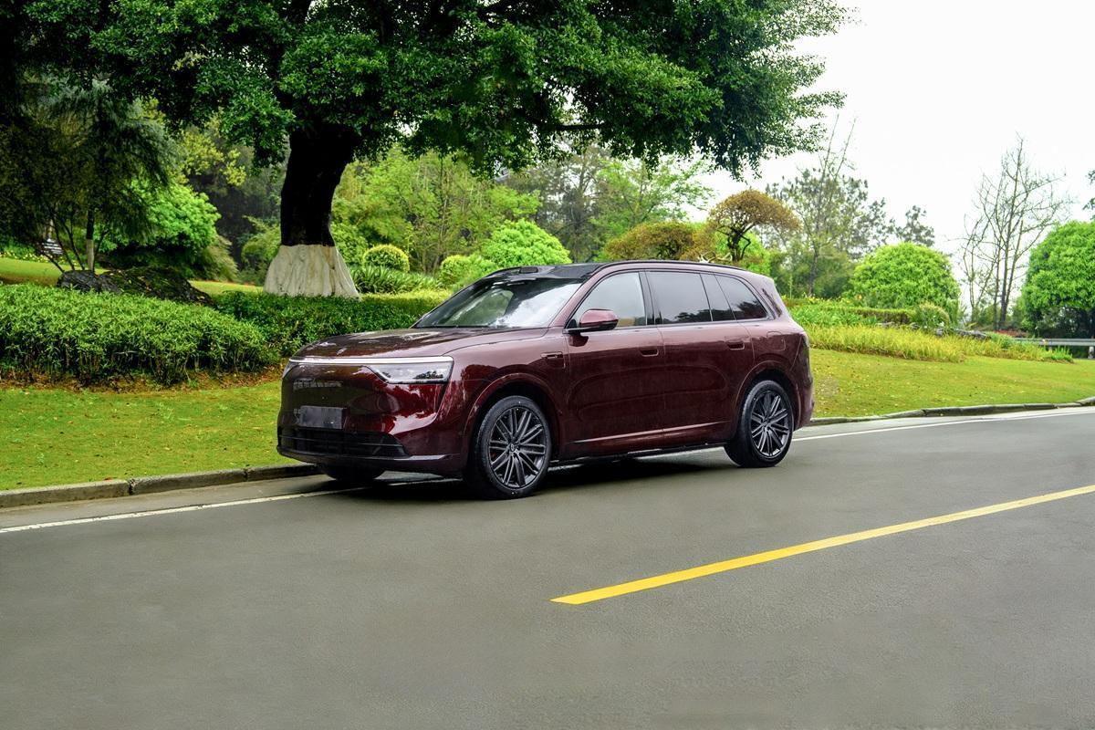 每天466台新车上路，问界M8正在改变街头豪华车的组成
有没有发现，最近小区地库