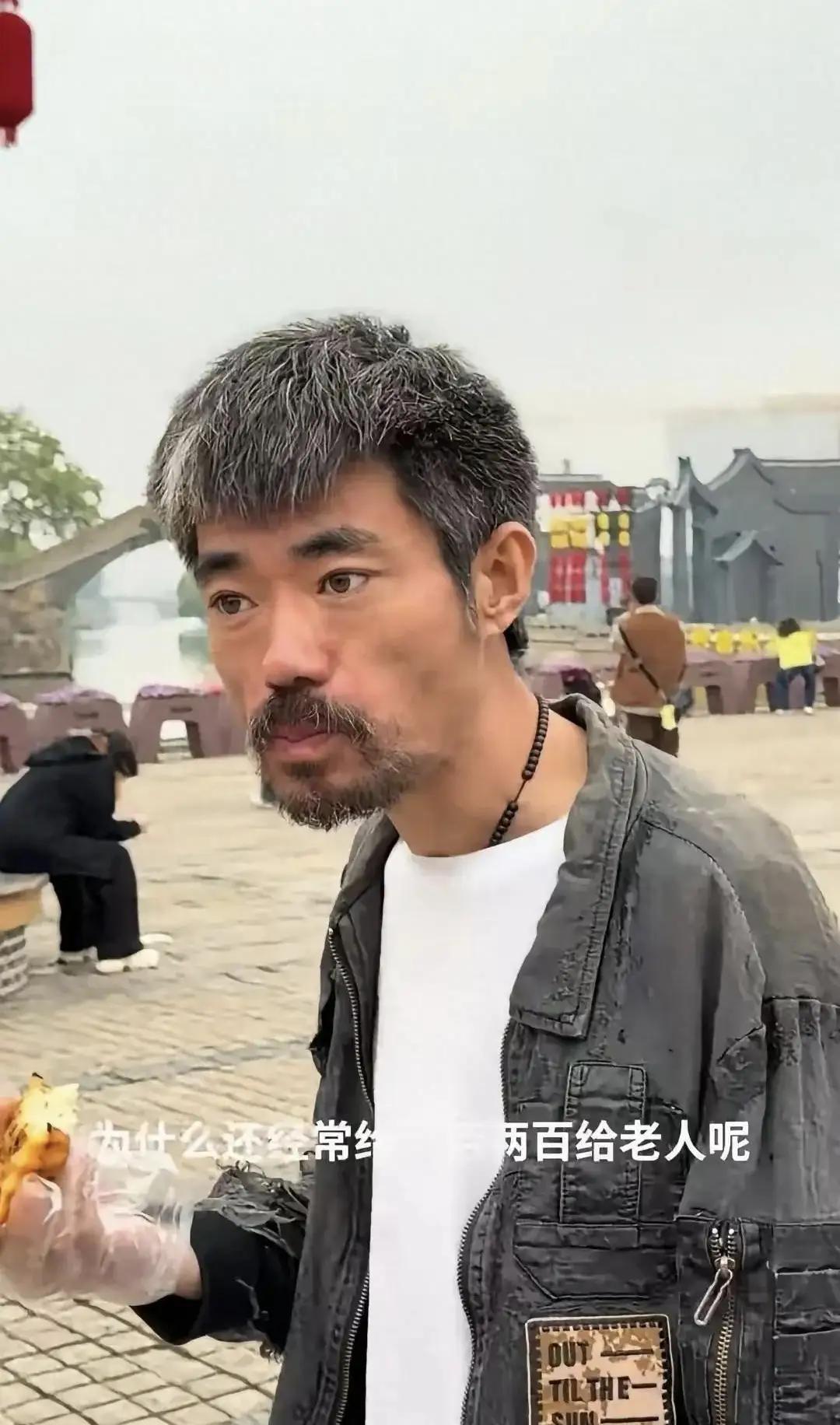 这就是上海滩阿四，那个经常给底层百姓发钱的人。我观察了好久，其实他心里是有杆秤的