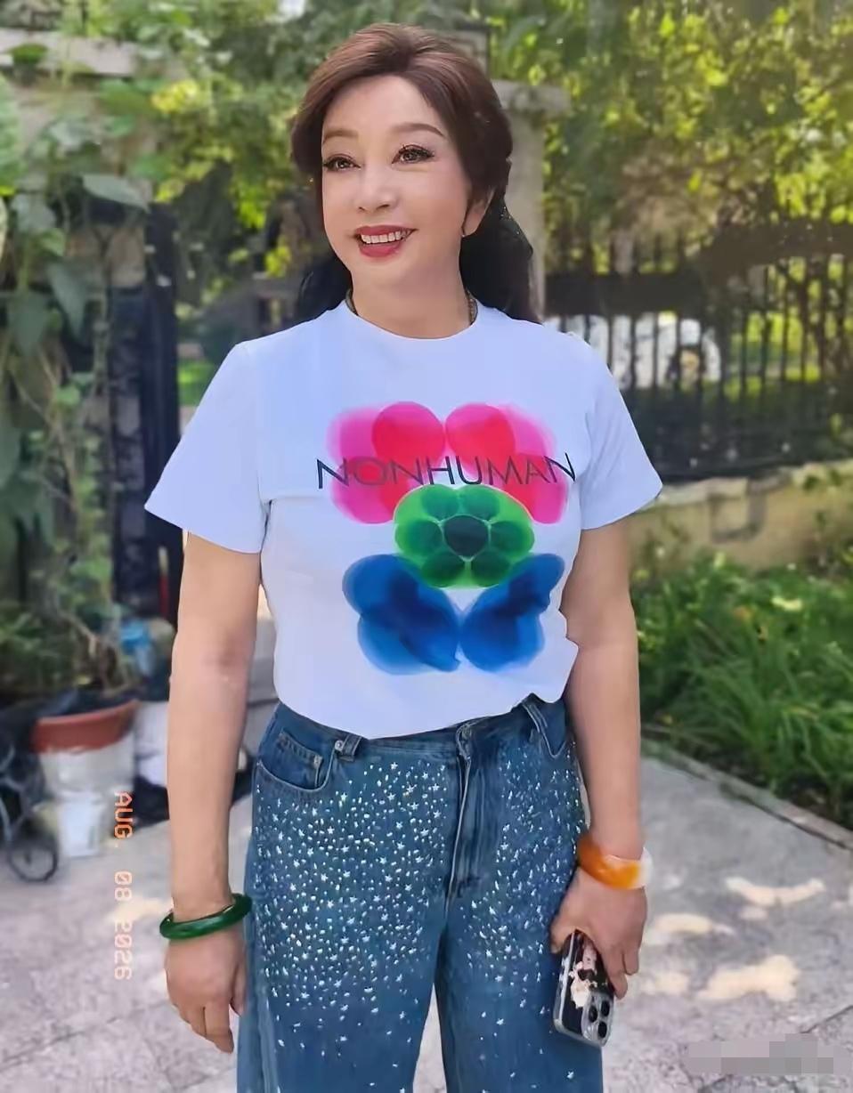 刘晓庆又分享自己的美照了。看看人家庆姐这状态哪像个七十五岁的人啊，妥妥的五十七岁