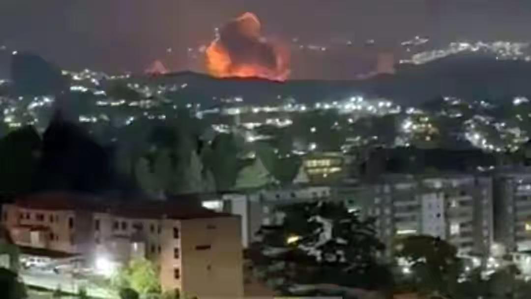 突发空袭！特朗普下令轰炸委内瑞拉，爆炸声撕裂夜空，国际社会齐声谴责霸权行径
 