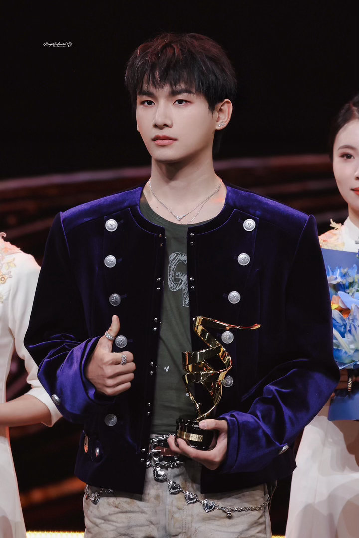 姚琛用歌声传递最温柔的一笔 文化之夜结束后的采访里，有记者问他觉得文化是什么。他