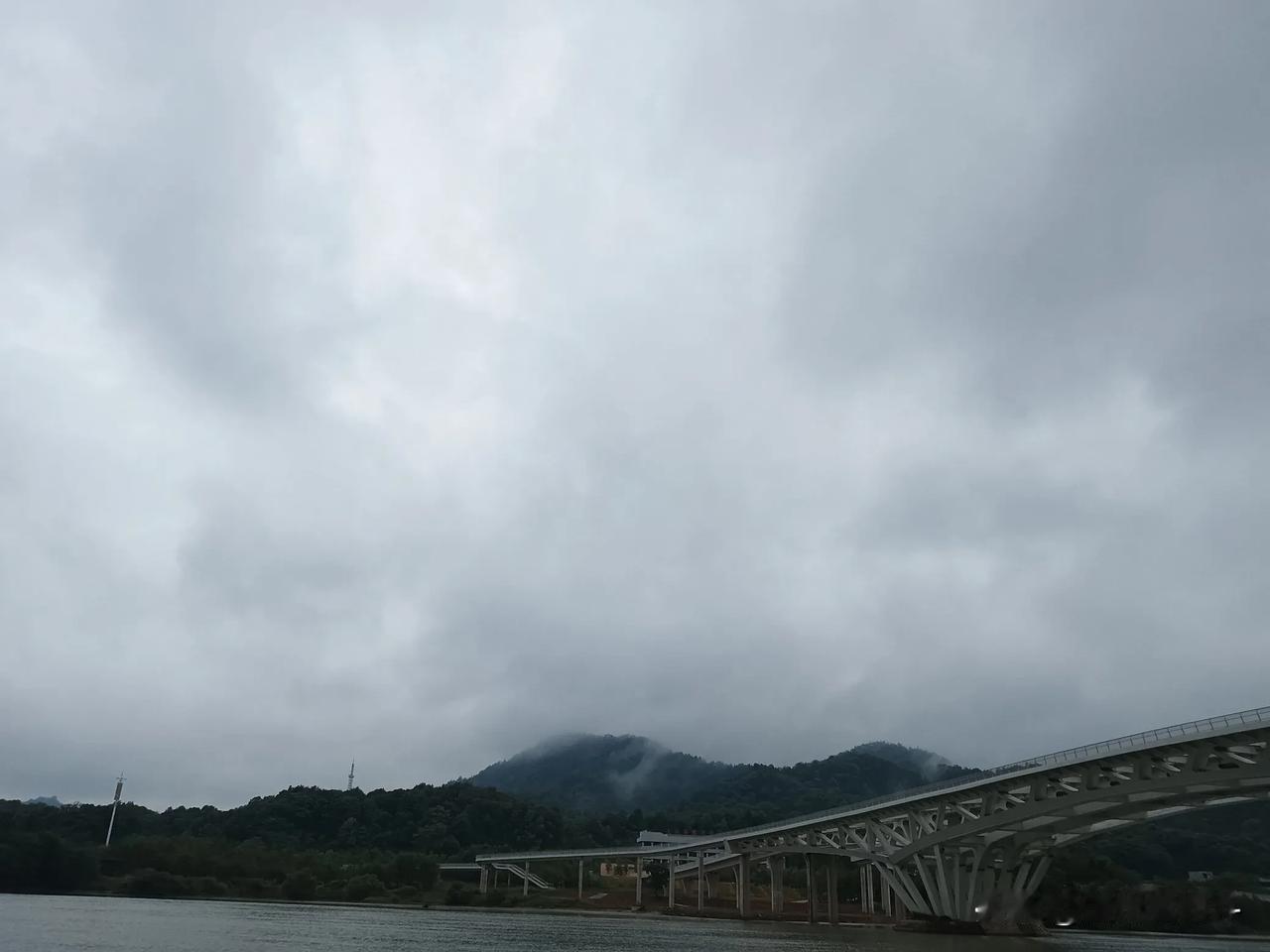 #上联：云起云涌云蔽日，请诗友联友朋友对下联：……#
云起云涌云蔽日，
潮涨潮落