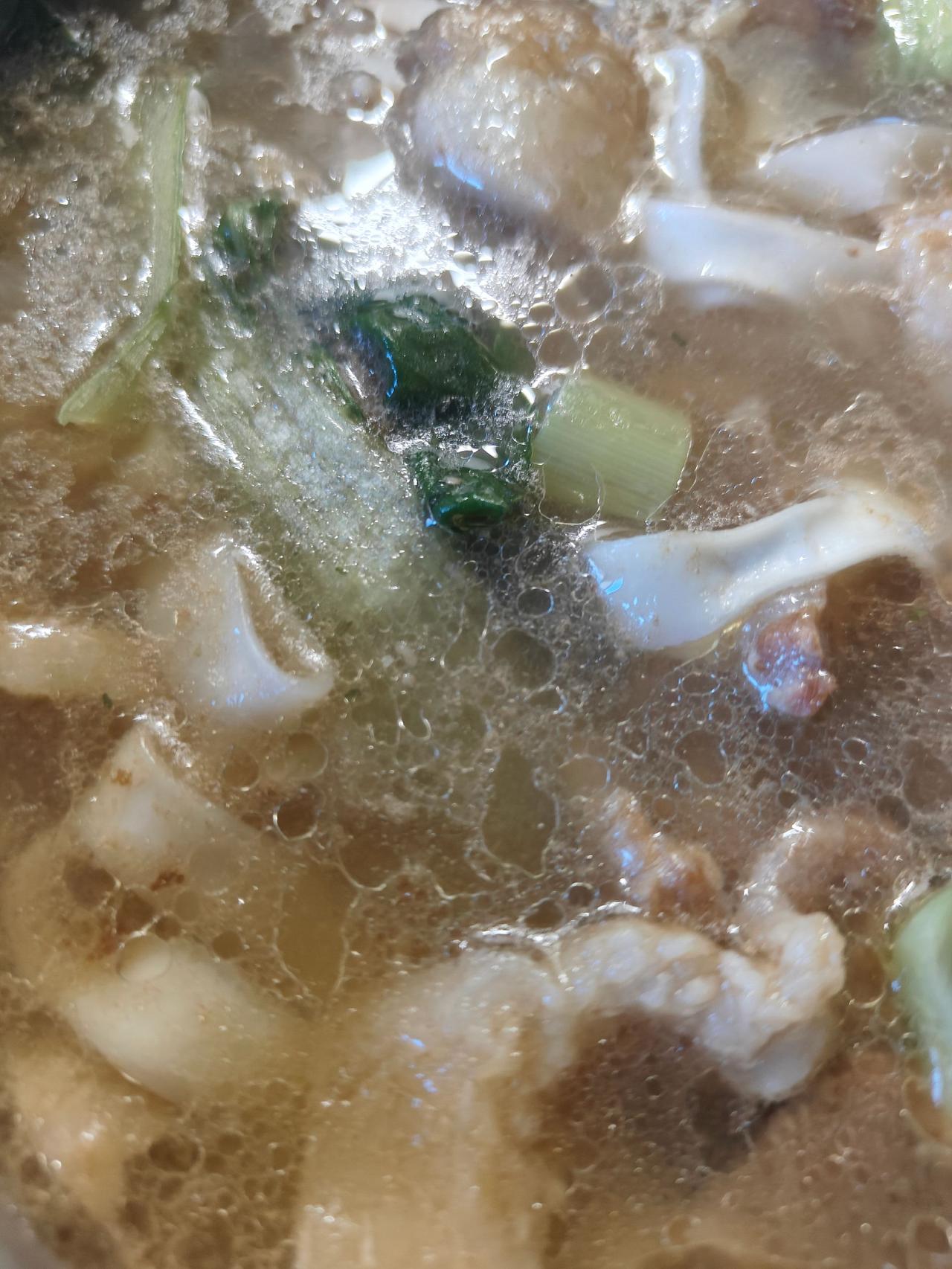 🍜热汤翻滚着人间烟火✨，面片吸饱了岁月的香。一口入魂，暖意漫过五脏六腑❤️。