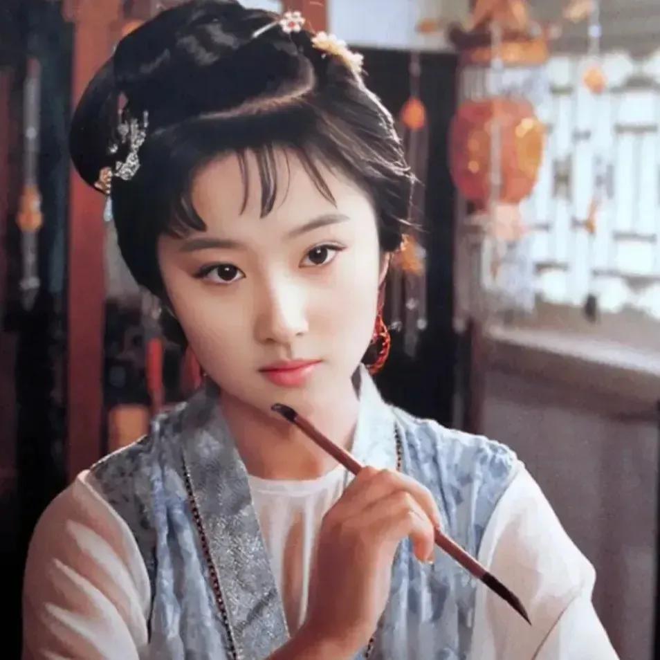 看看刘亦菲版的林黛玉，这也太美了吧！ 眉目如画竟比陈晓旭还要出彩~

只可惜细看