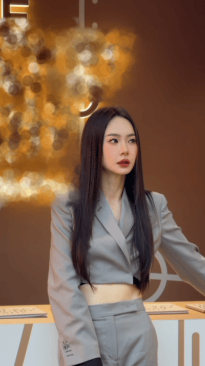 戚薇被柳絮无差别攻击戚薇被柳絮抢镜了 看来戚薇不仅斩男斩女还斩柳絮，果然一年一度