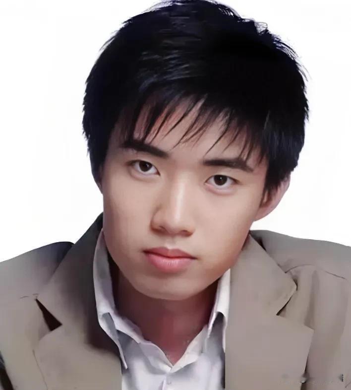 石家庄四十中毕业的李想，高三弃考时月入已是父母十倍。
如今身家275亿，他凭的不