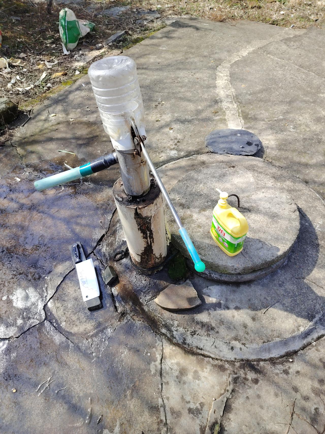 分享我这周有趣的事：
到二舅家拜年，二舅家还在用现在很难看到的压水井，这井水清凉