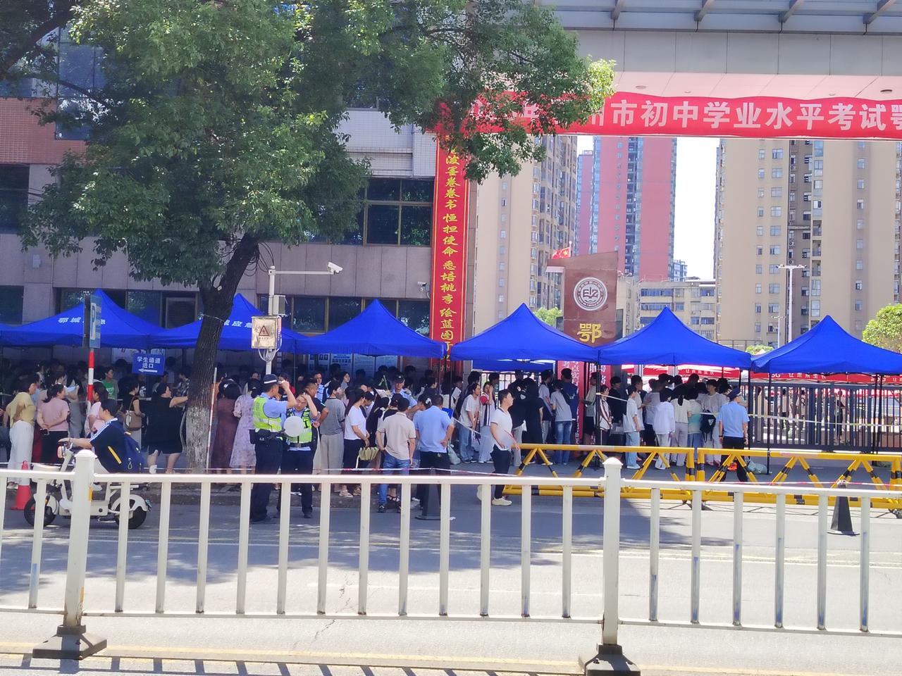 2026年6月20日拍摄于鄂州市一中，学生们信心十足准备进入考场的场景！