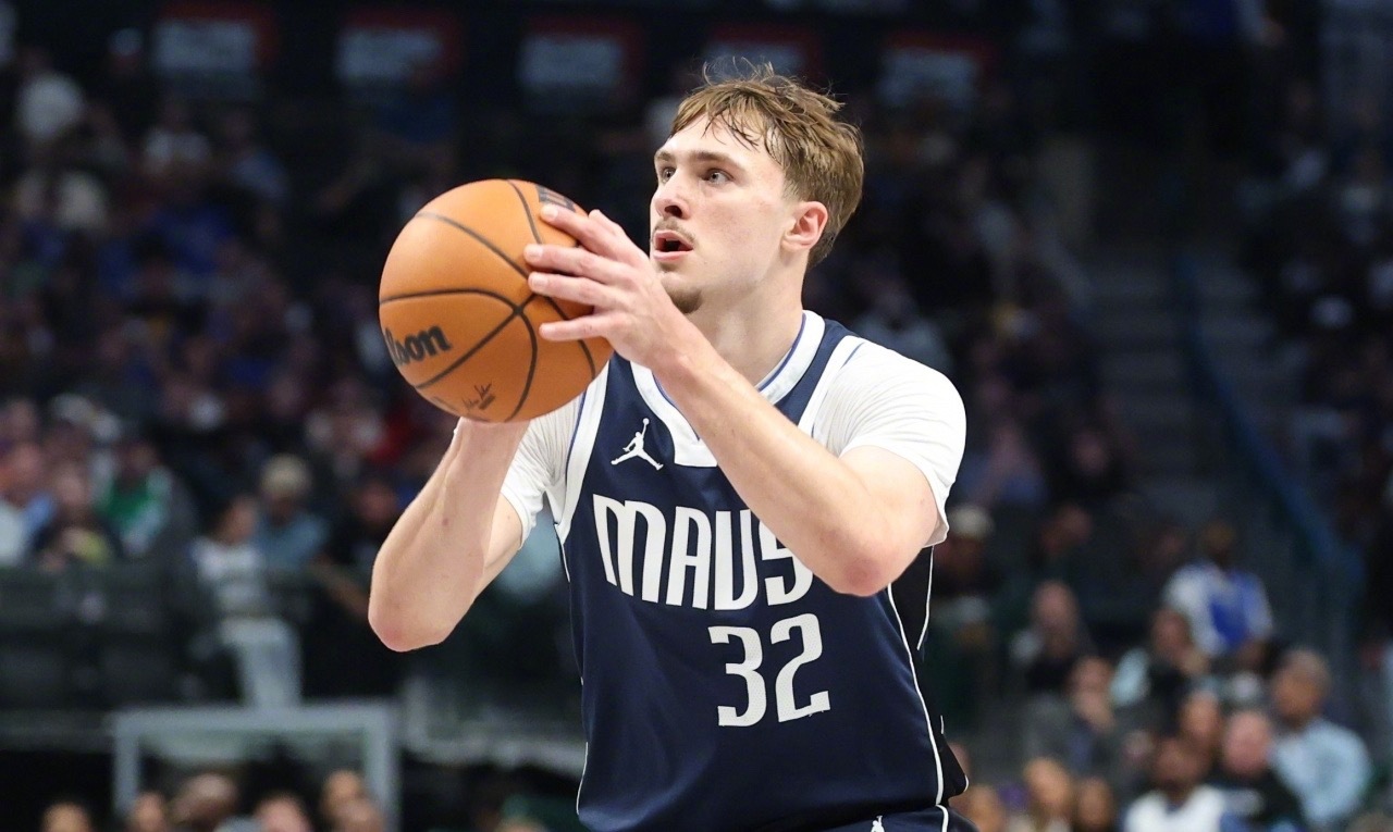 NBA常规赛，独行侠队130-120击败骑士队。状元秀库珀·弗拉格再度证明自己是